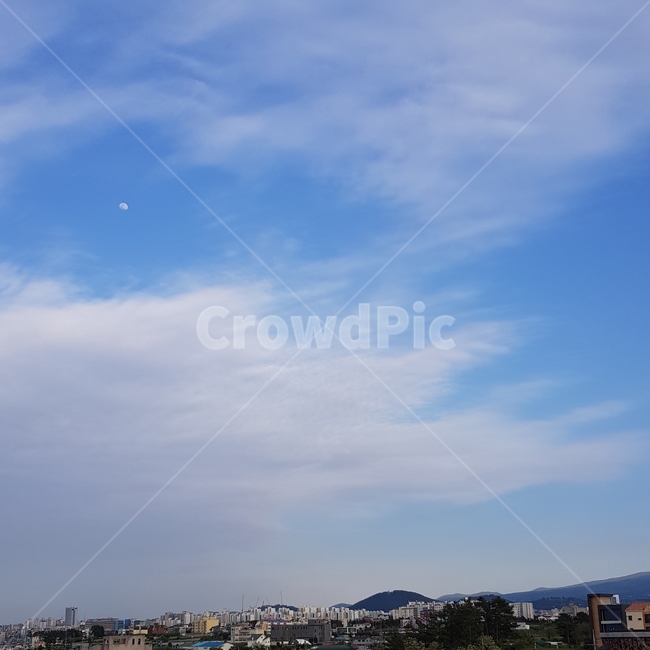 낮달,하늘,구름,건물,맑은날,도시,풍경,city,landscape,nature,자연,outdoors,옥외