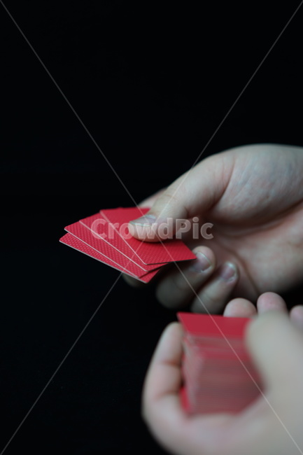 화투,화투패,고스톱,도박,게임,놀이,손가락,손동작,노름,하나후다,맞고,섯다,화투장,사람,인물,인간,human,person,신체일부,몸,body,게임,오락,놀이,game,play