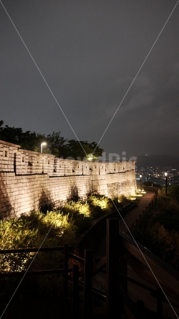 낙산공원,성곽,공원,산책로,성,종로구,서울,대학로,아름다움,건축,건축물,야경,밤,풍경,nightscape,night,landscape,한국전통,한국문화,korean traditional,korean culture,건축물,건물외관,exterior,building,structure,architecture,construction,wall,벽