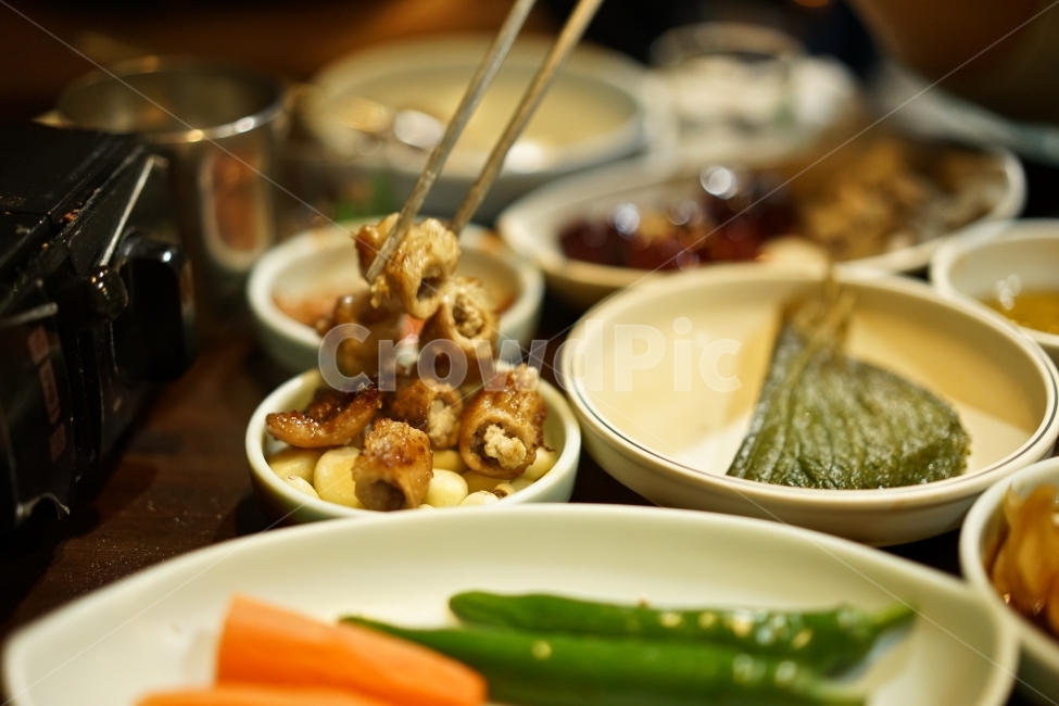 곱창,소곱창,안주,먹거리,먹방,술안주,소주안주,만남,식사,모임,술자리,안줏거리,육식,밑반찬,반찬,고추,깻잎,음식,식재료,요리,food,cook,meal,dishes,food reserves,육류,고기,meat,한식,한국음식,한국요리,korean food,korean dishes,korean meal,korean cook
