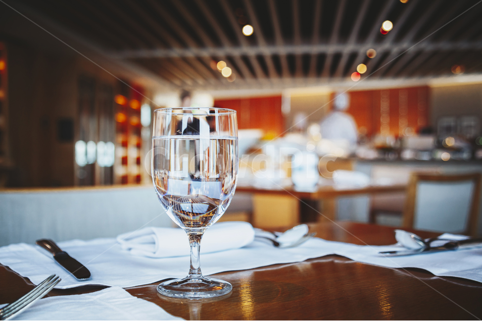 반사,reflection,잔,유리잔,물,glass,유리,goblet,고블릿,winegalss,테이블,restaurant,레스토랑,접사,macro,waterglass,음료수,drink,beverage
