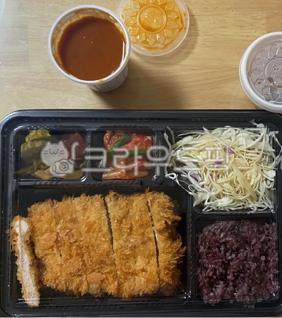 돈가스,돈까스,등심가스,등심까스,돼지고기,돼지,고기,육류,튀김,음식,요리,식사,식재료,먹방,소스,양념,돈가스소스,돈까스소스,샐러드,흑미밥,검정쌀,쌀빱,쌀,밥,흑미,배추김치,김치,오이피클,양파피클,피클,오이,양파,일회용용기,일회용도시락,도시락,배달음식,배달,포장음식,포장,meal,food,dish,cook,pork,meat