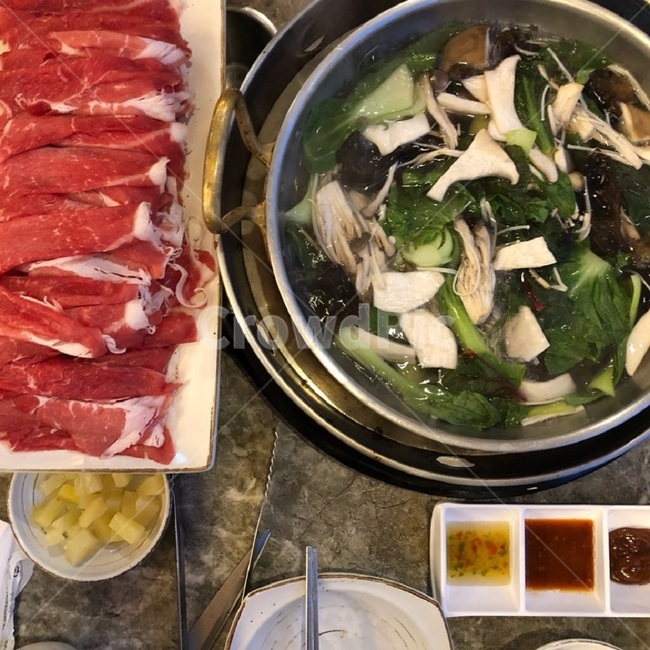 샤브샤브,소고기,전골,버섯,청경채,야채,채소,vegetable,소스,고기,beef,탕,국물,국물요리,스키야키,일본음식,냄비,일식,음식,식재료,food,cook,meal,dishes,foodreserves,육류,meat,느타리버섯,붉은색,맛,한끼,식사