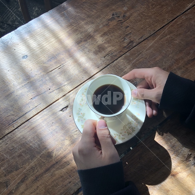 커피,커피잔,아메리카노,손,나무책상,나무,커피,카페,coffee,cafe