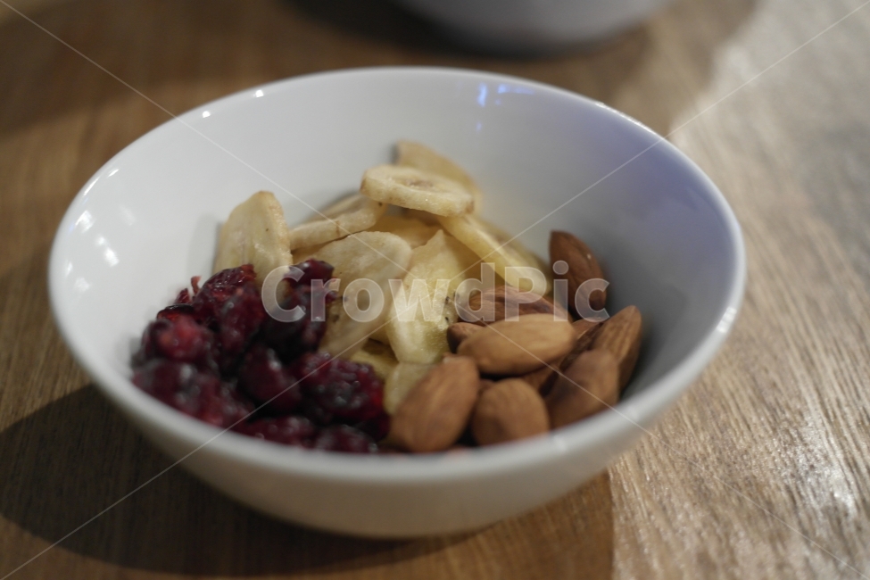 견과류,바나나칩,건포도,아몬드,술안주,음식,식재료,요리,food,cook,meal,dishes,food reserves,콩류,견과류,beans,pulse,nuts,dry fruits