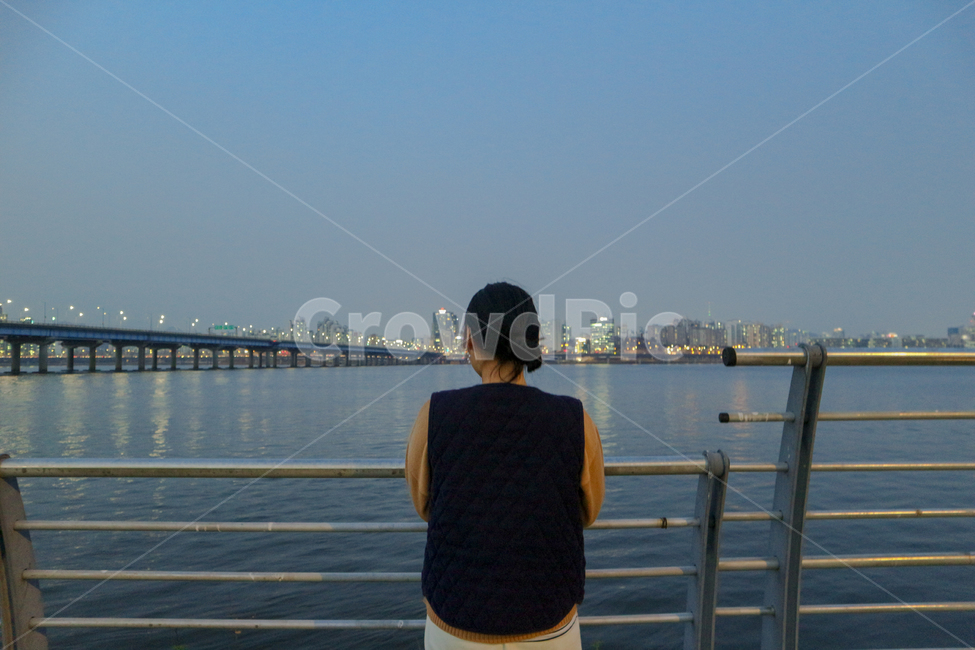 한강,뒷모습,backside,river,hanriver,sky,sunset,해질녘,하늘,반사,reflection,강,서울,다리,bridge,사람,인물,인간,human,person,여성,여자,woman,female,lady