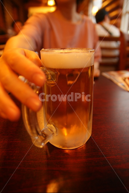 생맥주,bar,비르,맥주컵,500잔,사람,인물,인간,human,person,신체일부,몸,body,술,주류,alcohol