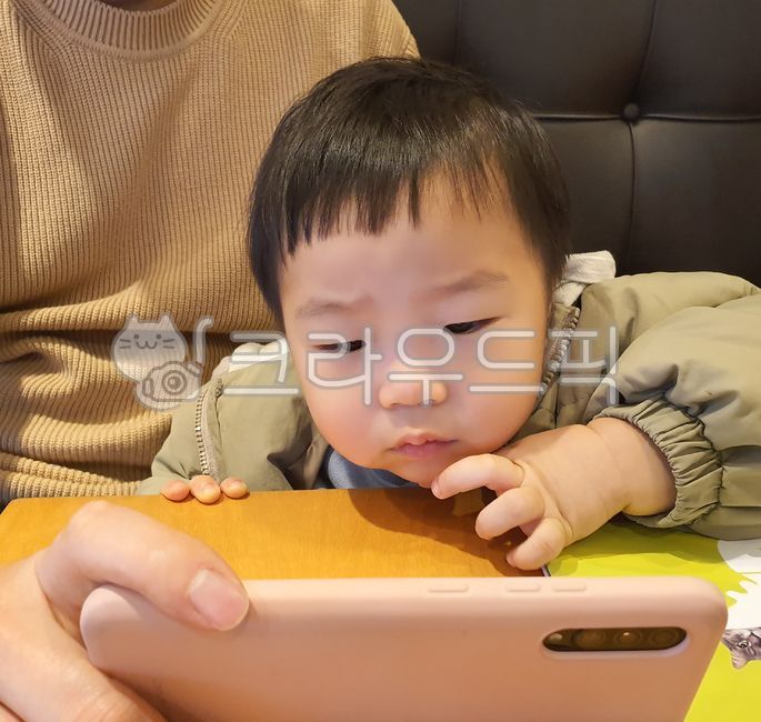 스마트폰,아기,중독,스마트폰중독,스마트폰과의존,아이,어린이,귀여운,사랑스런,과의존,전자기기,남자아이,남자아기,아기스마트폰중독,영유아스마트폰중독,영유아,핸드폰,휴대폰