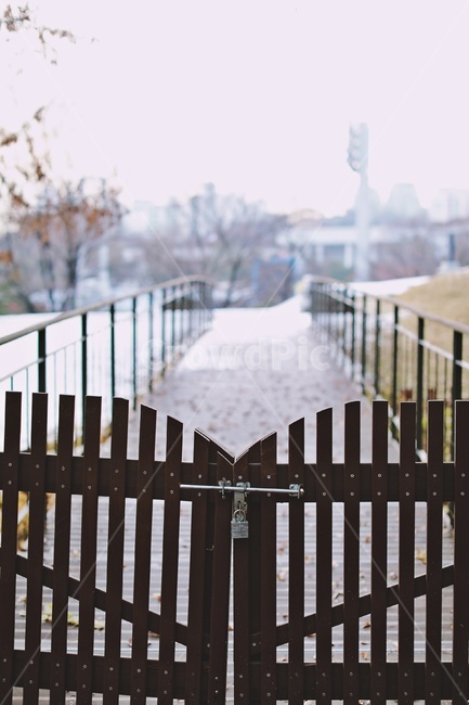 자물쇠,나무문,통행금지,출입금지,닫힌문,lock,woodengate,keepout,자연,풍경,nature,landscape,railing,난간,banister,handrail