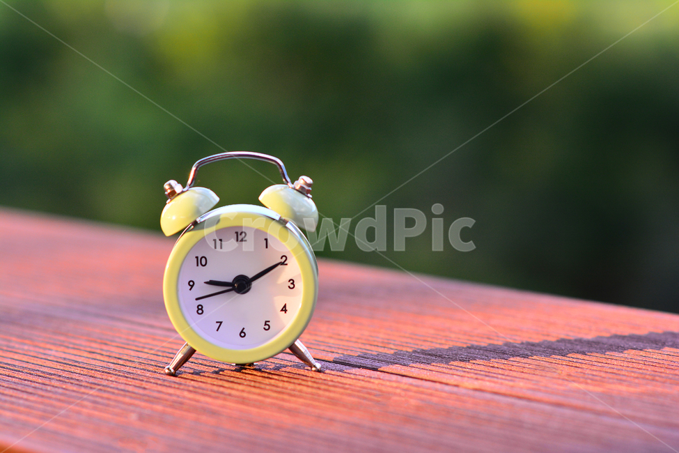 탁상시계,벤치,타임,약속,시간,time,계획,스케쥴,카운트다운,countdown,데드라인,컨셉,콘셉,concept,business,비지니스,사물,오브젝트,object,vintage,기회,wood,나무,삶,인생,한정,유한,마크로,macro,일과,싸이클,숫자,분,초,시계바늘,알람,바탕,배경,백그라운드,사물,물건,오브젝트,thing,object,matter