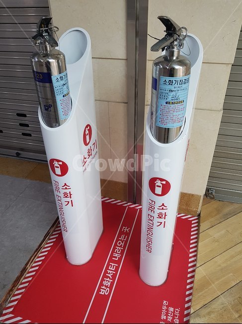 소화기,방화셔터라인,흰색,안전,불조심,방화,대비,준비,비치