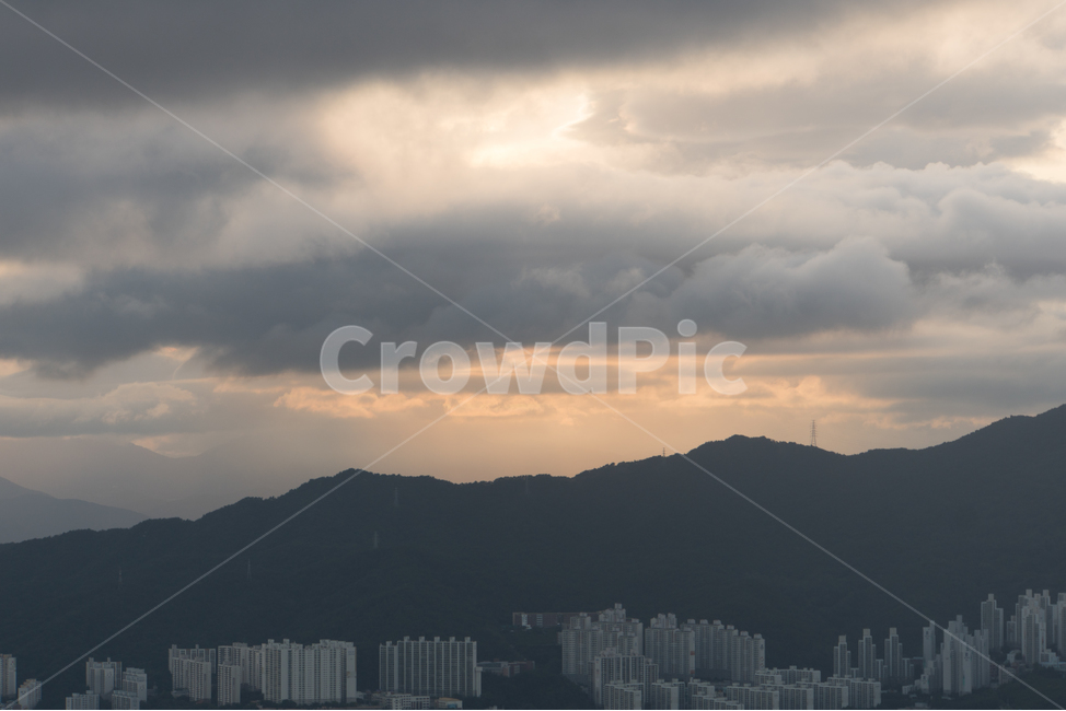 산,구름,빛,일몰,황령산,도시,풍경,city,landscape,한국도시풍경,한국도시경관,korea cityscape,nature,자연,outdoors,옥외,weather,날씨,cumulus,적운,cloud,sky,하늘