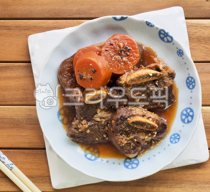 소고기,소갈비,스테이크,소고기스테이크,갈비찜,소갈비찜,음식,한국음식,요리,식사,배경,소스,고기,아시아음식,beef,beefrib,steak,beefsteak,galbijjim,beefribs,food,koreanfood,cooking,meal,background,sauce,meat,asianfood,전통음식,한국전통음식,반찬,traditionalfood,koreantraditionalfood,sidedish,접시,도자기접시,plate,porcelainplate