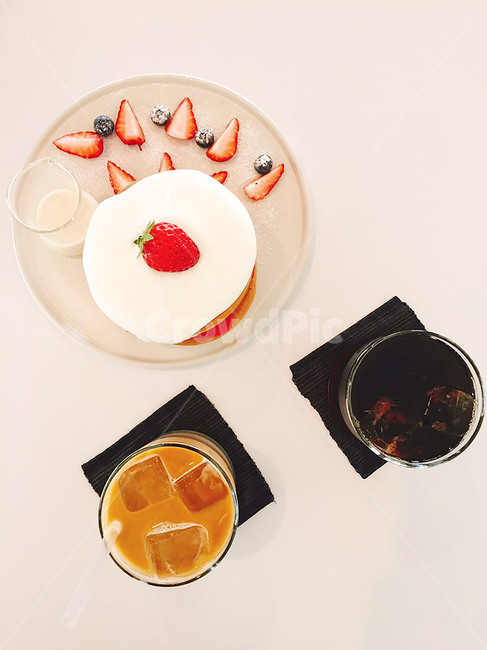 카페,디저트,딸기,커피,라떼,핫케이크,생크림,음식,식재료,요리,food,cook,meal,dishes,food reserves,디저트,간식,후식,dessert,snack,커피,카페,coffee,cafe