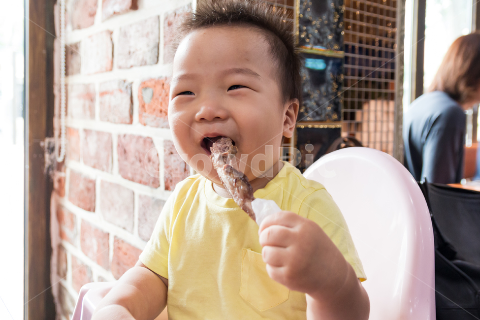 아기,남자아기,외식,양갈비,숄더랙,양고기,얼굴,귀여운,작은,남자,사내,어린이,어린,꼬마,꼬맹이,맛있는,배고픈,갈비,고기,육류,표정,웃음,사람,인간,애기,아이,유아,아동,음식,식사,사랑스런,육아,사람,인물,인간,human,person,어린이,어린아이,child,children,kid