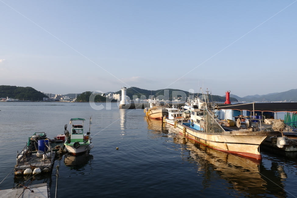 통영,선착장,바다,배,등대,남해,남해안,고깃배,낚시배,남해바다,등대,lighthouse,산업,industry,industrial,어업,fishery,fishing industry,water,물,transportation,교통,watercraft,선박,vehicle,차량,boat,보트,waterfront,워터 프론트,port,포트,pier,교각