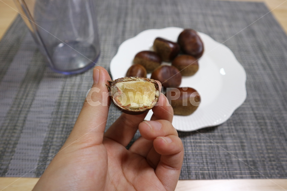 밤,먹는밤,가을,가을음식,밤라떼,음식,요리,건강식,별미,제철음식,간식,디저트,식재료,건강,밤껍질,알밤,군밤,딱밤,밤송이,fall,fallfood,food,healthydiet,snack,dessert,chestnutbur,가을과일,가을열매,제철열매,찐밤