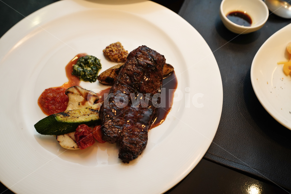스테이크,부채살,소고기,steak,외식,식사,음식,접시,디너,데이트,먹거리,고기,육식,육류,야채,양식,food,먹방,음식,식재료,요리,food,cook,meal,dishes,food reserves,양식,서양음식,서양요리,western food,western dishes,western meal,western cook