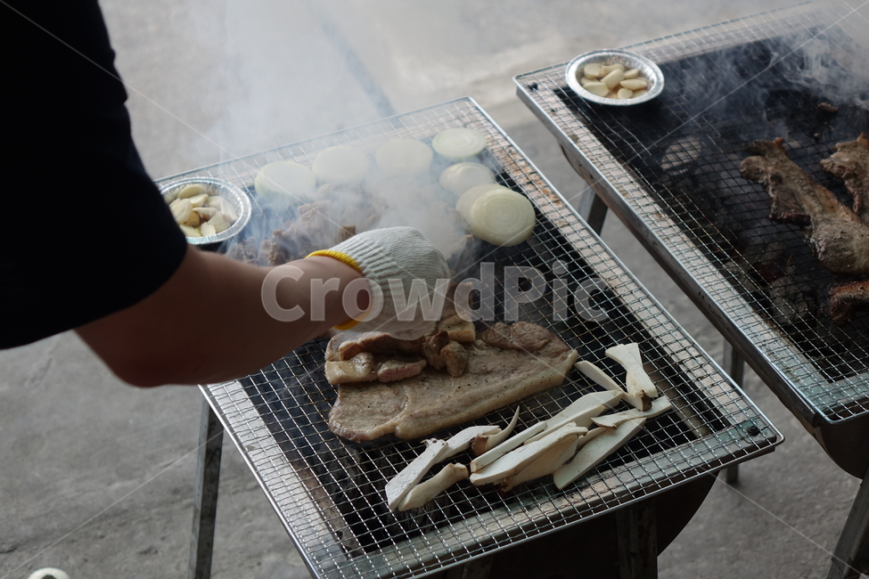 고기,불판,삼겹살,양파구이,버섯구이,마늘구이,삼겹살파티,고기구이