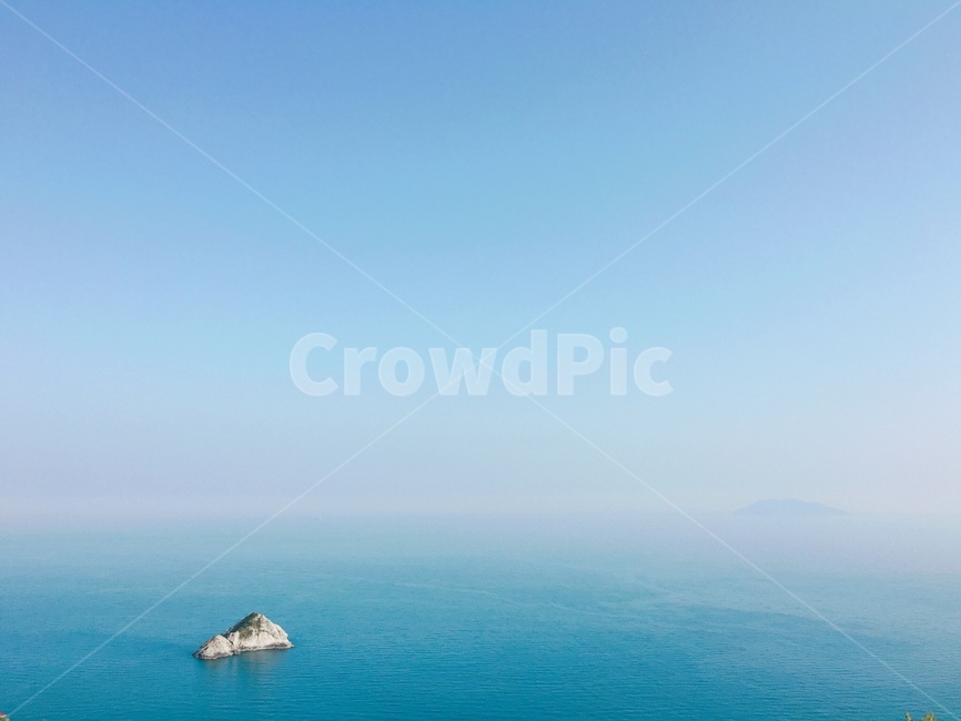 sky,summer sea,island,south sea,cloud,horizon,blue sea,natural scenery,ocean,blue,sight,Domestic travel destinations