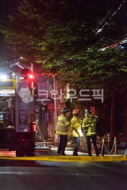 rescue emergency,rescue team,fire accident,fire department,structure,rescue worker,firefighter,Fire fighting,night accident,fire truck,public official,fire,119,emergency dispatch,safety accidents