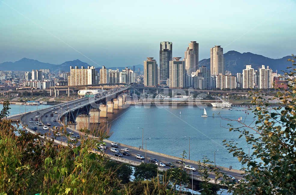 doubledecker bridge,Han River Bridge,Cheongdam Bridge,downtown,apartment,building,Han River