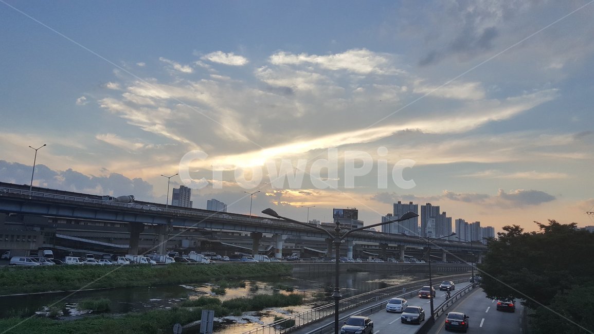 배경,도시,하늘,구름,건물,강,강물,빛,자동차,풍경,노을,저녘,저녘노을,노을빛,도로,차량,강가