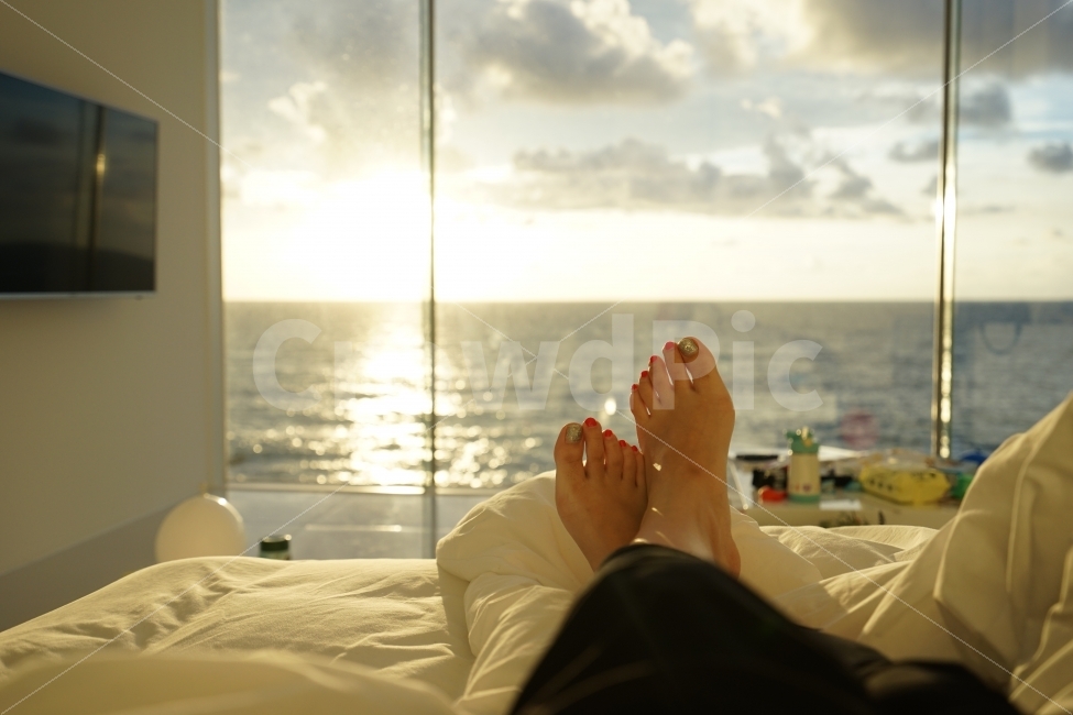 아침,일출,바다,구름,발,침대,굿모닝,하늘,풍경,기상,휴식,힐링,rest,relaxation,healing,사람,인물,인간,human,person,연출,컨셉,콘셉,direction,concept