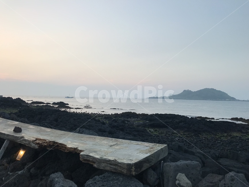 시골마을,금능해수욕장,금능바다,제주도,제주,여름,여행지,관광지,하늘,바다,휴가지,제주도금능,제주도바다,제주금능,제주바다,썰물,해수욕장,모래사장,일몰,초저녁,해질녘,밀물,야외식당,야외,야외카페,정자,해,평상