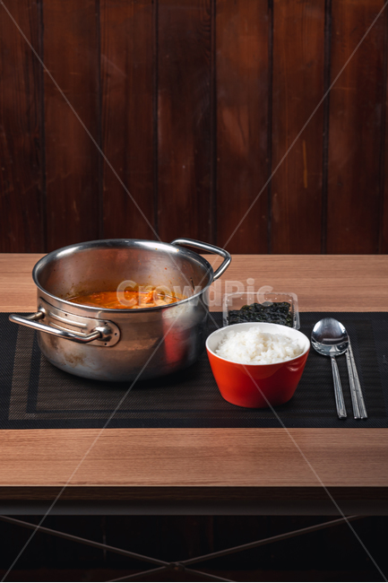 김치찌개,김치,흰쌀밥,찌개,매콤한,매운,뜨거운,뜨끈한,햄찌개,밥상,수저,젓가락,숟가락,kimchi,stew,pot,hot,traditional,spicy,meal,dinner,jjigae,steam,tasty,delicious,chili,kimchijjigae,chopsticks,음식,식재료,요리,food,cook,meal,dishes,food reserves,한식,한국음식,한국요리,korean food,korean dishes,korean meal,korean cook