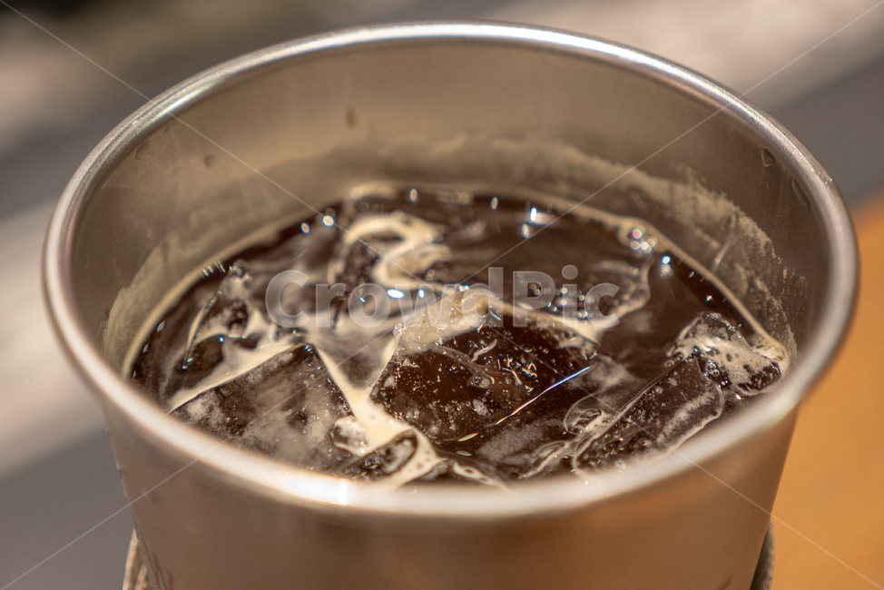 아이스아메리카노,시원한,아이스,iced,icedcoffee,커피,블랙커피,아이스커피,americano,얼음,스테인리스컵,컵,나무테이블,커피,카페,coffee,cafe