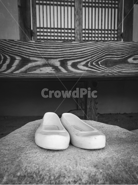 고무신,디딤돌,고택,한옥,흰고무신,대청마루,흑백,모노톤,monochrome,black and white