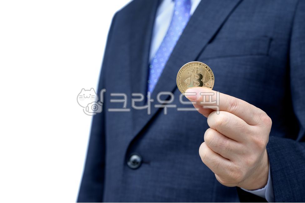 virtual,concept,white background,Asian,virtual currency,fintech,one person,quiche,sales,electronic money,faceless,tie,currency,man,businessman,Business,1 person,business,salaryman,copyspace,Bitcoin,Korean,economy,blank space,Japanese,office worker,cryptoc