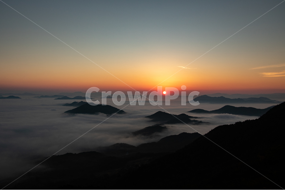 일출,운무,따듯함,태양,경치,산,구름,운해,하늘,자연,풍경,nature,landscape,outdoors,옥외,sunset,일몰,red sky,붉은 하늘,sky,dusk,황혼,dawn,새벽