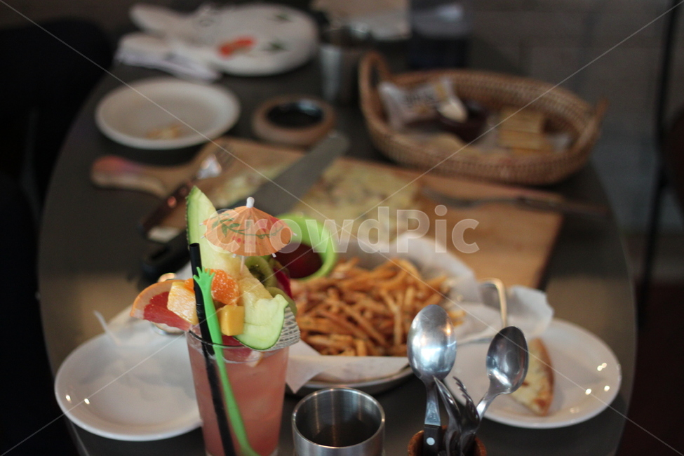 레스토랑,칵테일,멜론,스파게티,점심,과일음료,감자튀김,테이블,식사,음식,브런치,모임,파티,식문화,빵바구니,플레이팅,장식,카페,외식,음료,과일장식,휴식,맛집,맛,기분전환,테이블웨어,숟가락,포크,나이프,시원함,담소,촬영소재,푸드스타일링,사진소재,디테일,분위기,즐거움,메뉴,모던,프렌치프라이,음식,식재료,요리,food,cook,meal,dishes,food reserves,양식,서양음식,서양요리,western food,western dishes,western meal,western cook,술,주류,alcohol