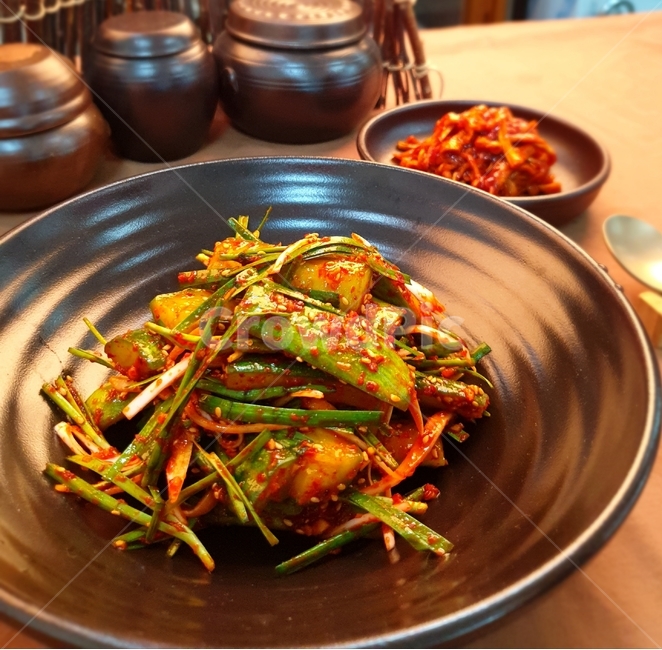 오이겉절이,오이,부추,고추가루,양념,오이김치,발효음식,초록색,갈색접시,무말랭이김치,한식,한국음식