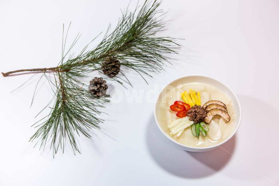 떡국,설날,설,명절,솔방울,솔잎,한국전통,한국문화,korean traditional,korean culture,음식,식재료,요리,food,cook,meal,dishes,food reserves,한식,한국음식,한국요리,korean food,korean dishes,korean meal,korean cook
