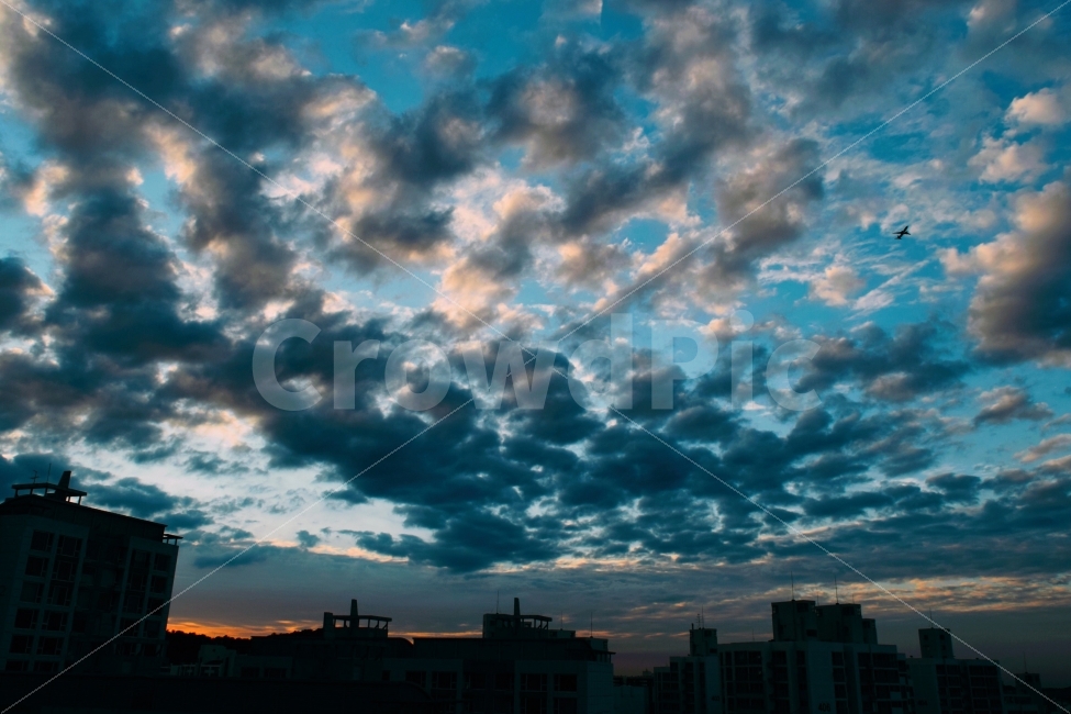 하늘,구름,석양,노을,비행기,도시,풍경,city,landscape,nature,자연,outdoors,옥외,weather,날씨,sky,cloud,cumulus,적운