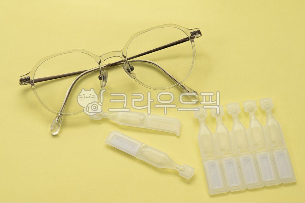 안약,인공눈물,시력,시력저하,인공누액,의약품,의료,눈건강,안구건조증,일회용,점안액,안구건조,안과,의학,건강관리,오브젝트,안경,노랑배경