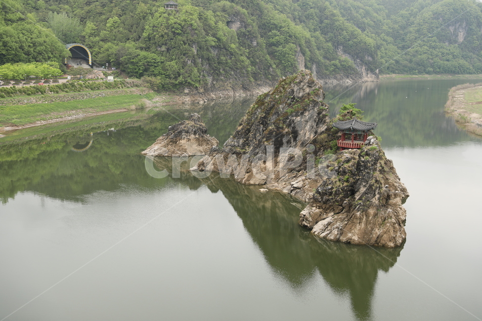 도담삼봉,정자,섬,충주호,단양,반영,물,자연풍경,자연,풍경,nature,landscape,한국자연풍경,한국자연경관,korea nature landscape,outdoors,옥외,promontory,곶,water