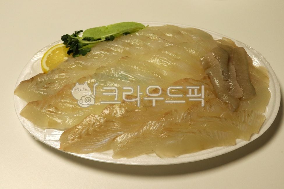 Flatfish sashimi,sashimi,live sashimi,raw fish,flatfish,sashimi plate,fresh sashimi,lemon garnish,wasabi,sashimi restaurant,beach sashimi,sashimi dish,seafood,sea food,high-quality sashimi,aged sashimi,sashimi,assorted sashimi,flatfish s