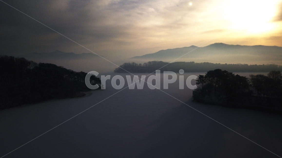 일출,안개,강,물안개,산,언덕,드론,숲,눈,드론사진,자연,풍경,nature,landscape,land,땅,outdoors,옥외,water,물,shoreline,해안선,sea,바다,ocean,대양,coast,연안,promontory,곶