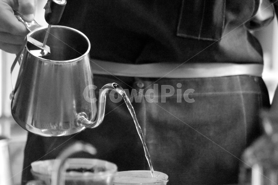 바리스타,주전자,커피,핸드드립,물줄기,카페,barista,kettle,coffee,handdrip,water,cafe,커피,카페,coffee,cafe,흑백,모노톤,monochrome,black and white