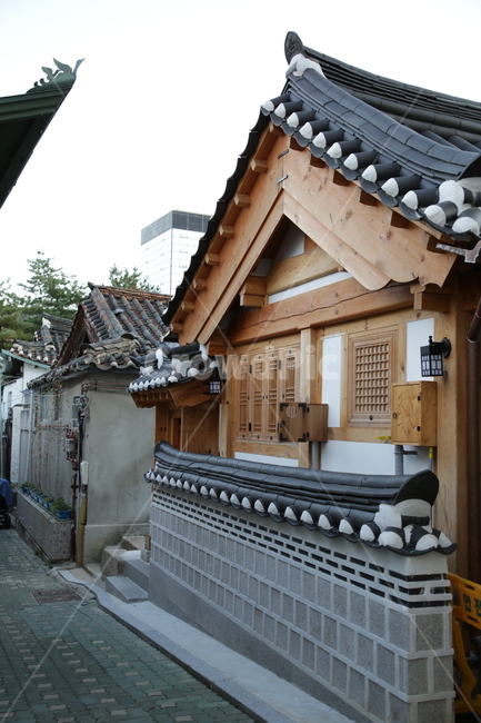 안국,한옥거리,담장,한옥마을,기와,한국전통,한국문화,korean traditional,korean culture,건축물,건물외관,exterior,building,structure,architecture,construction