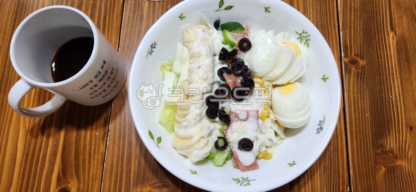 콥샐러드,샐러드,야채,건강식,요리,음식,food,식사,meal,접시,dish,삶은계란요리,삶은계란,구운햄,햄,구운햄요리,오이,양상추,샐러드볼,바나나,옥수수,블랙올리브,올리브슬라이스,커피,말씀,말씀구절,성경말씀,말씀컵,요거트드레싱,coffee,salad,다이어트요리,다이어트식단,다이어트