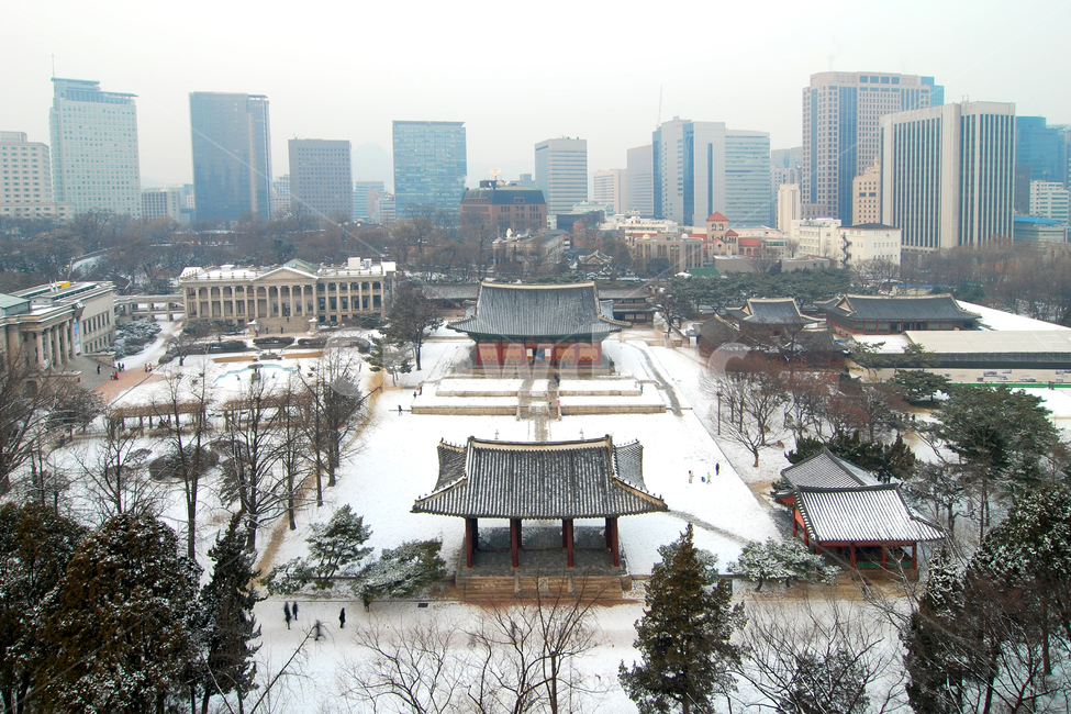 덕수궁,겨울,눈,설경,고궁,궁,궁궐,풍경,빌딩,고층빌딩,도시,도심,중화문,중화전,전각,건물,건축,건축물,전통건축,전통건축물,전통,한국전통,기와,지붕,기와지붕,하이앵글,하이뷰,탑앵글,탑뷰,명소,사람,계절,스카이라인,서울,한국,겨울,계절,winter,season,한국전통,한국문화,korean traditional,korean culture,랜드마크,landmark,tourist attraction,한국랜드마크,한국관광지,한국명소,korea landmark,korea tourist attraction