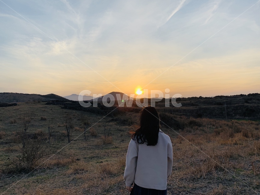석양,노을,사람,태양,하늘,저녁,해질녘,뒷모습,인간,human,person,nature,자연,선셋,sunset,일몰,사람,인물,인간,human,person,여성,여자,woman,female,lady