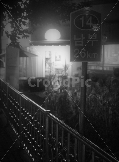 흑백사진,모노그라피,이정표,표지판,거제도,교통,교통수단,traffic,transportation,흑백,모노톤,monochrome,black and white,railing,난간,handrail,banister