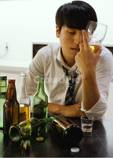 남성,남자,술,음주,과음,숙취,알콜,소주,맥주,비어,술병,술잔,근심,고민,사람,인물,인간,human,person,남성,남자,man,male,술,주류,alcohol