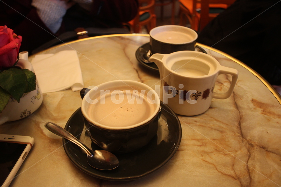 pottery,도기류,saucer,받침접시,cutlery,coffeecup,spoon,숟가락,커피컵,cup,컵,커피,라떼,모임,다모임